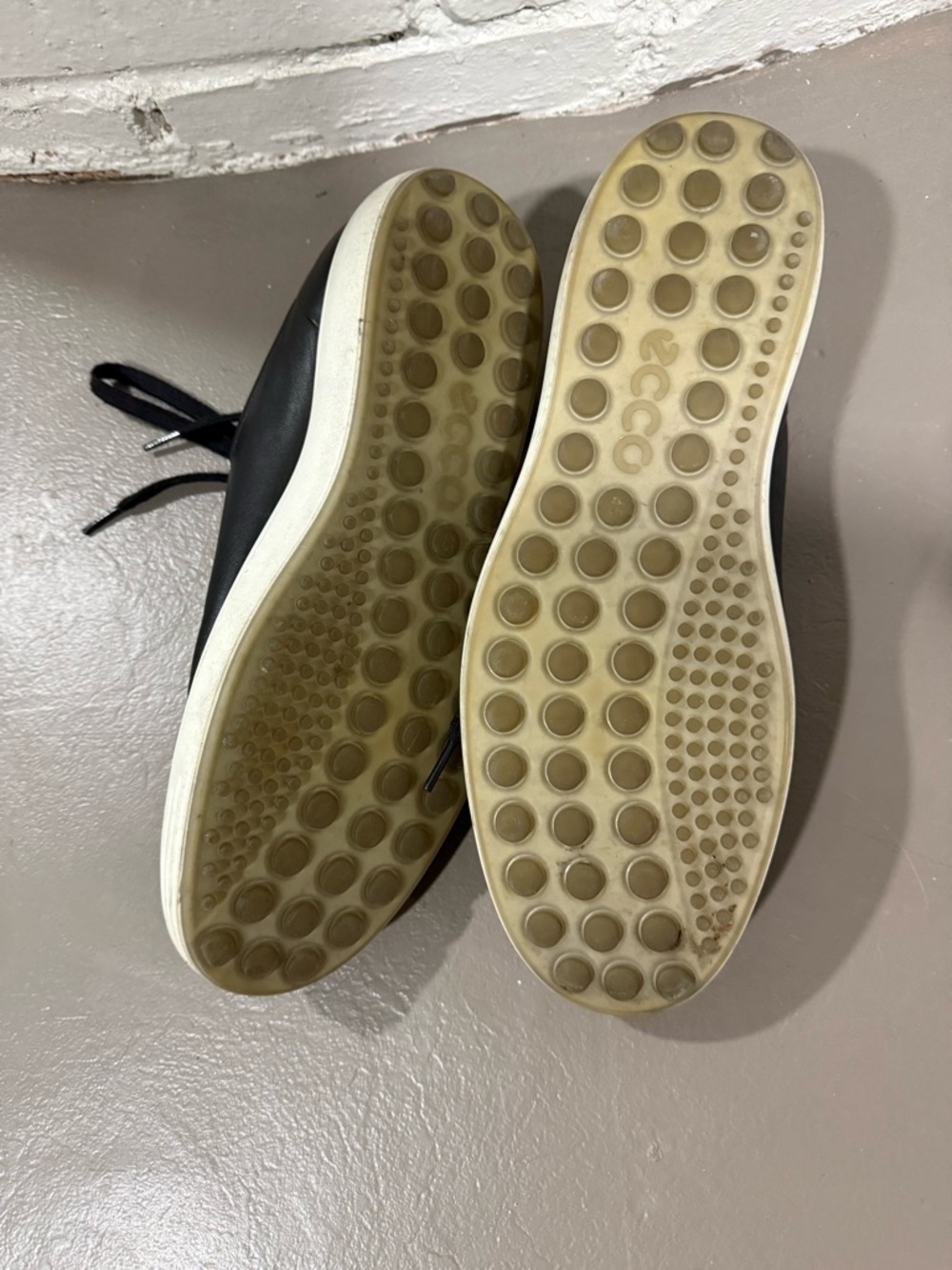 Ecco Black Leather Low-Top Lace-Up Sneakers with White Sole - Picture 3 of 3